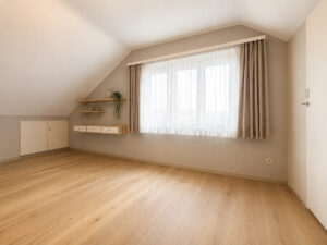 Schlafzimmer im DG mit KI modernisiert