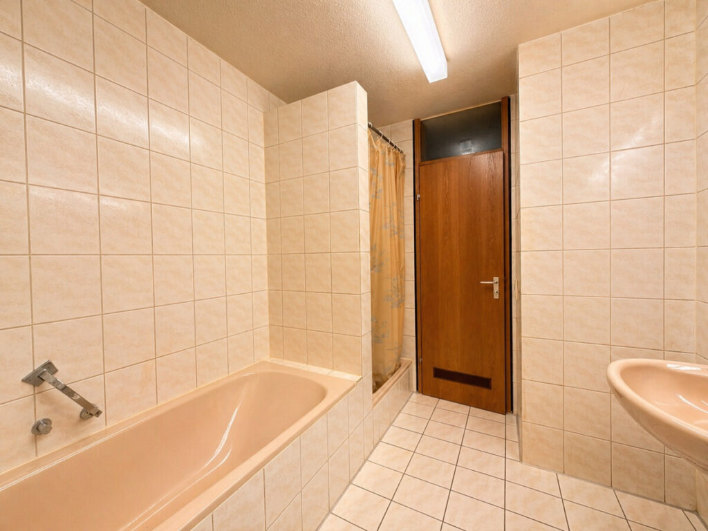 Dusche und Badewanne
