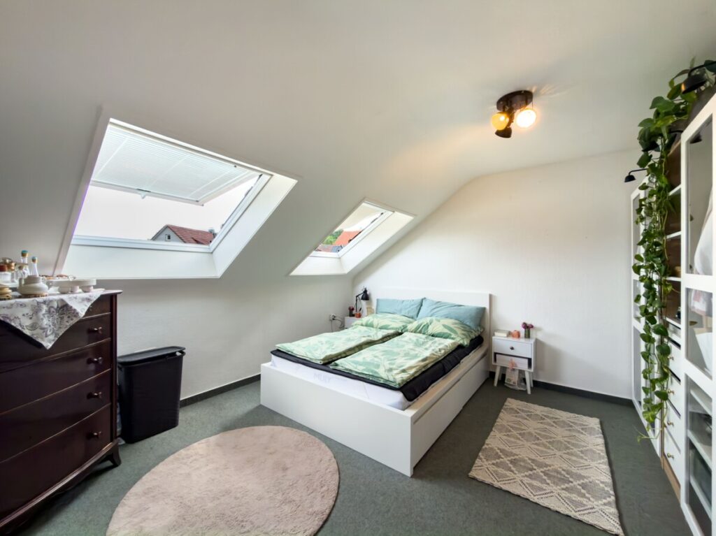 DG links-Schlafzimmer mit großen Dachflächenfenster