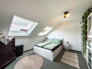 DG links-Schlafzimmer mit großen Dachflächenfenster