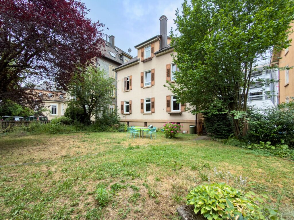 Hausansicht mit Gemeinschaftsgarten