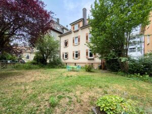 Hausansicht mit Gemeinschaftsgarten