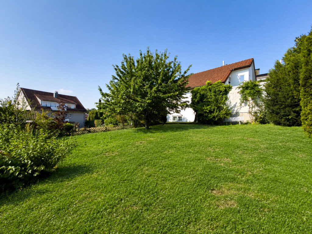 Großer, sonniger Garten hinter dem Haus