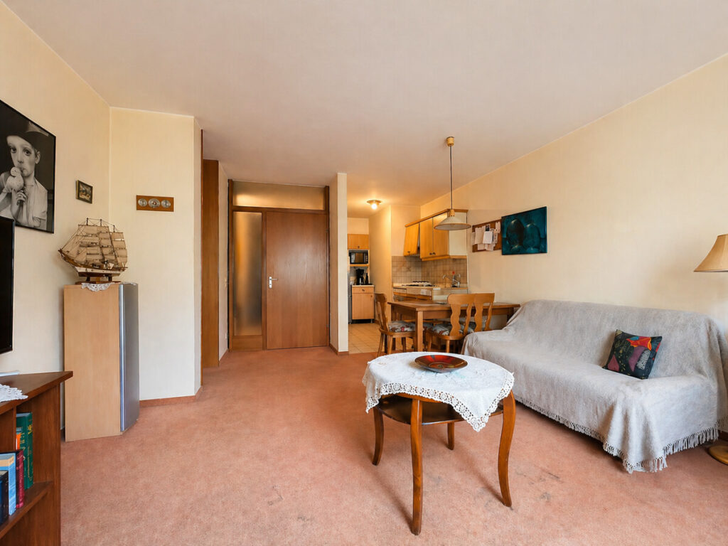 Wohnzimmer mit offener Küche