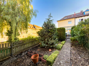 Garten mit einem Hintertürchen