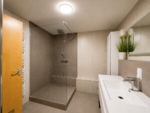 Badezimmer mit Dusche