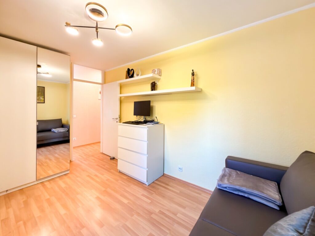 Kinder- oder Arbeitszimmer (2)