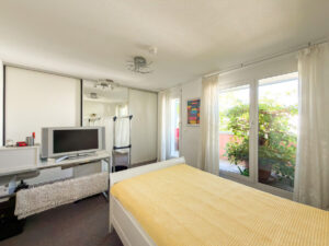 Schlafzimmer mit Zugang auf den Balkon