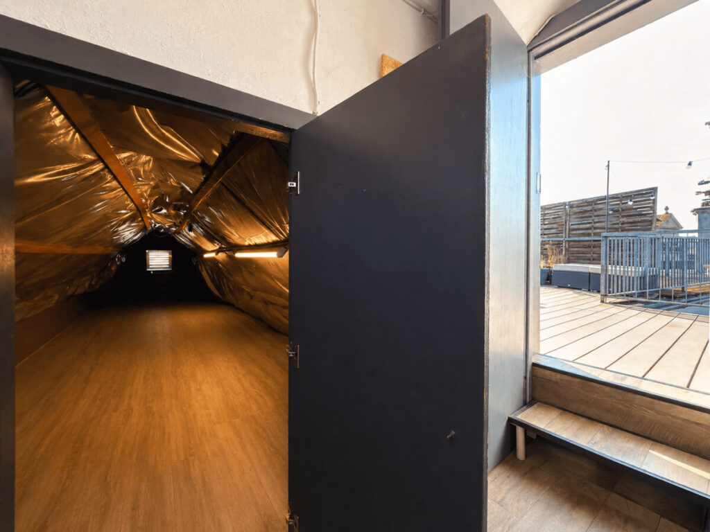 Abstellfläche auf der Dachbühne und Zugang auf die Dachterrasse