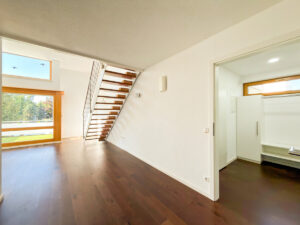 Wohnungseingang und Blick zum Treppenaufgang