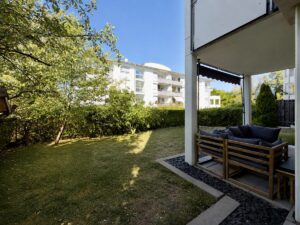 Überdachte Terrasse mit Garten