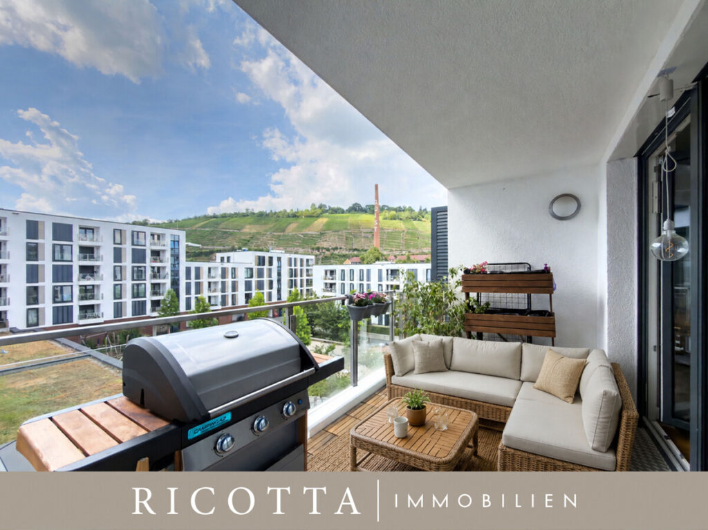 teilüberdachter Balkon mit schöner Aussicht