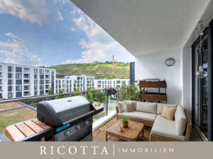 teilüberdachter Balkon mit schöner Aussicht