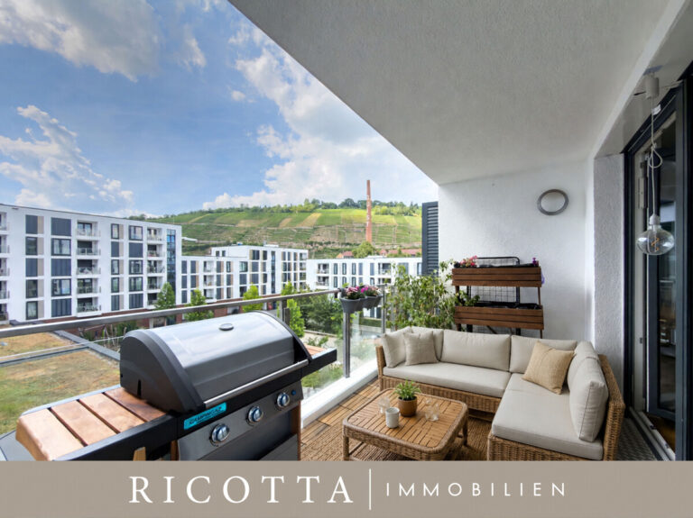 teilüberdachter Balkon mit schöner Aussicht