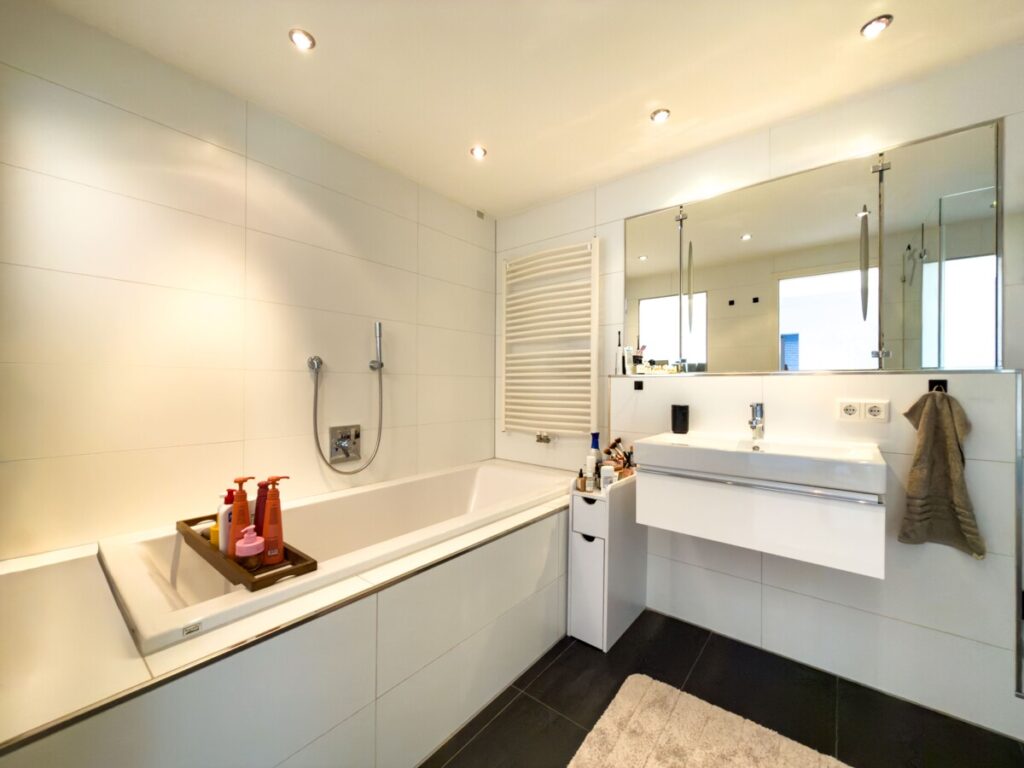 Modernes Badezimmer