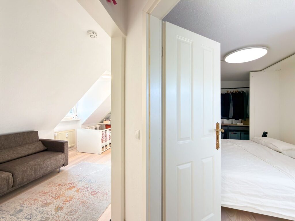 Sicht ins Kinder- und Schlafzimmer