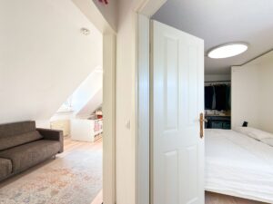 Sicht ins Kinder- und Schlafzimmer