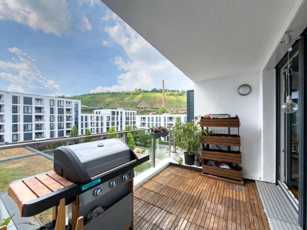 teilüberdachter Balkon mit schöner Aussicht