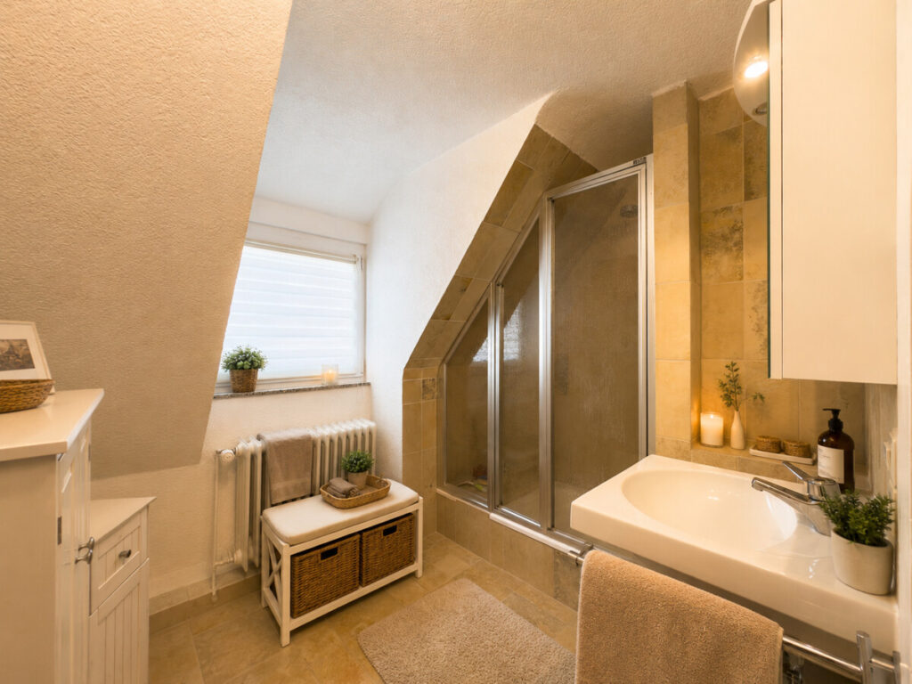 Badezimmer DG Wohnung - KI bearbeitet