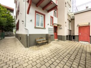 Hauseingang und Vorhof