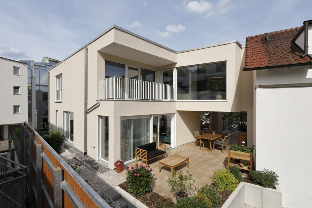 Hausansicht und Terrasse