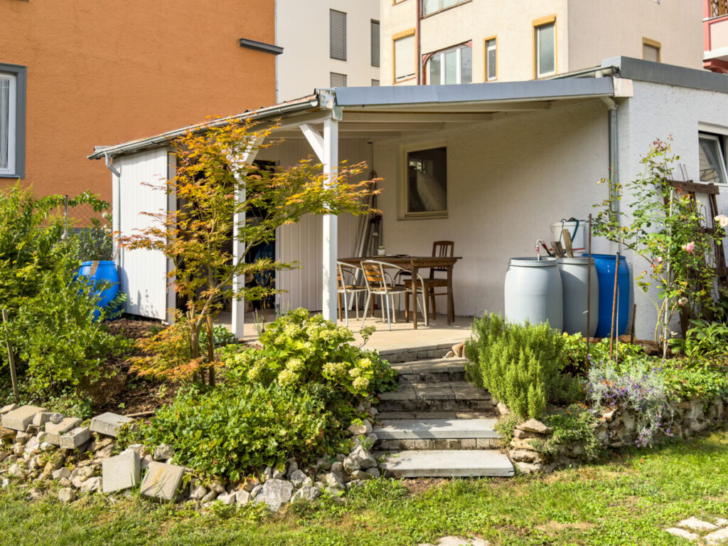Kleine Terrasse und der Garage