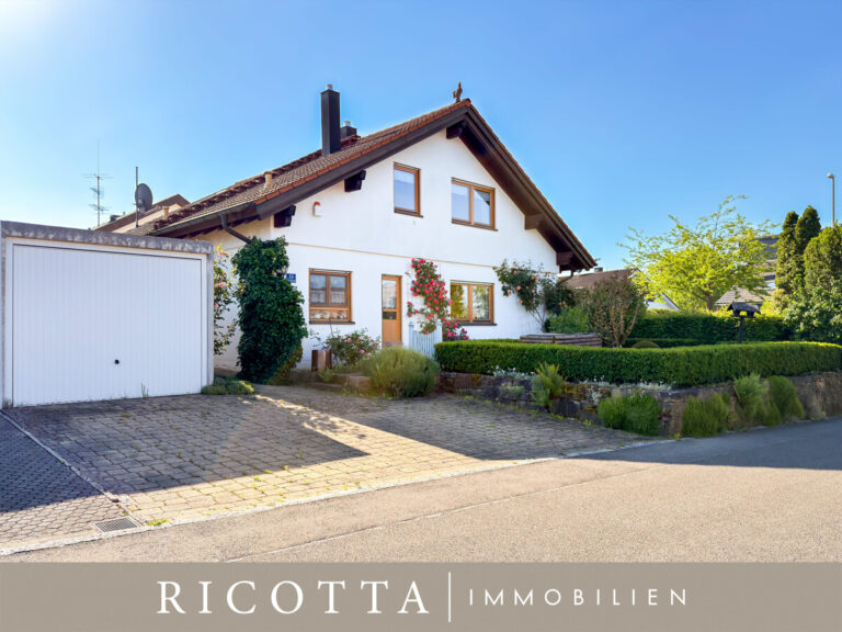Haus Außenansicht mit großzügiger Garage