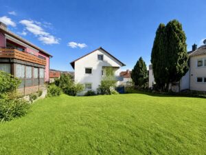 Hausansicht mit Garten