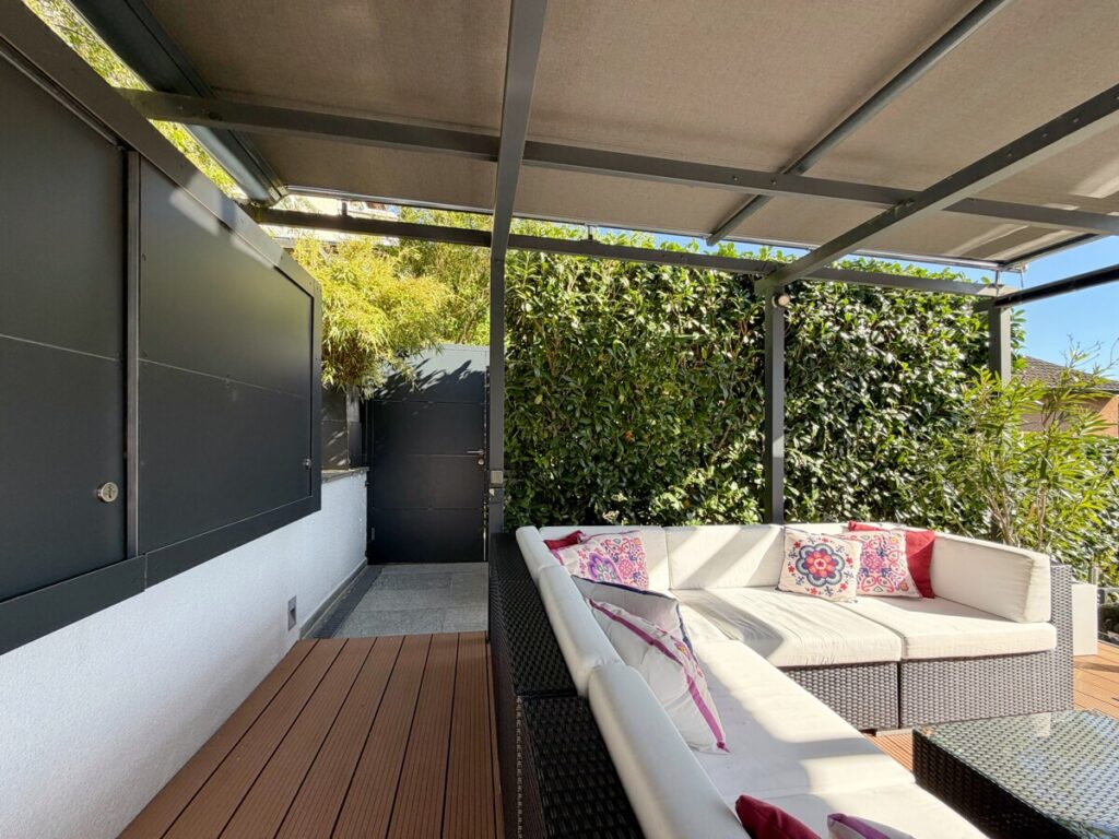 Nebeneingang mit Oudoorküche und Loungebereich
