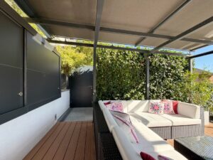 Nebeneingang mit Oudoorküche und Loungebereich