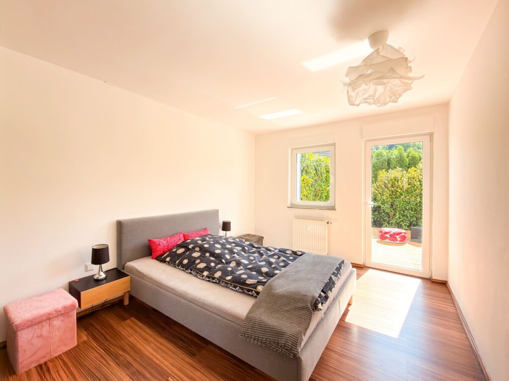 Schlafzimmer mit angrenzender Terrasse in der Gartengeschosswohnung