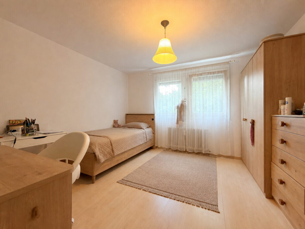 Weiteres Kinder- oder Schlafzimmer im 2. OG mit KI modernisiert