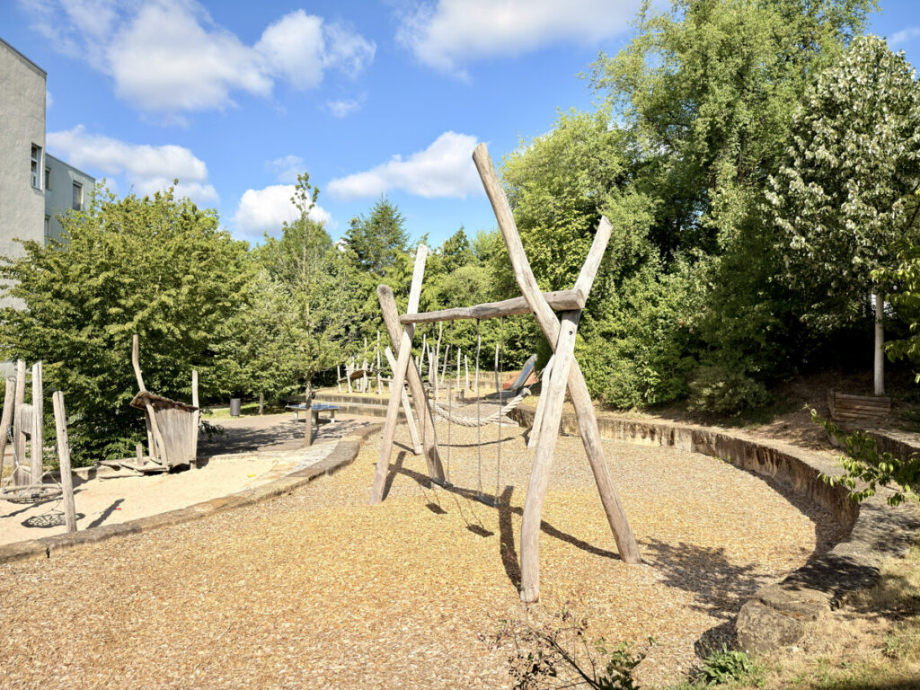 Wunderschöner Spielplatz neben dem Haus