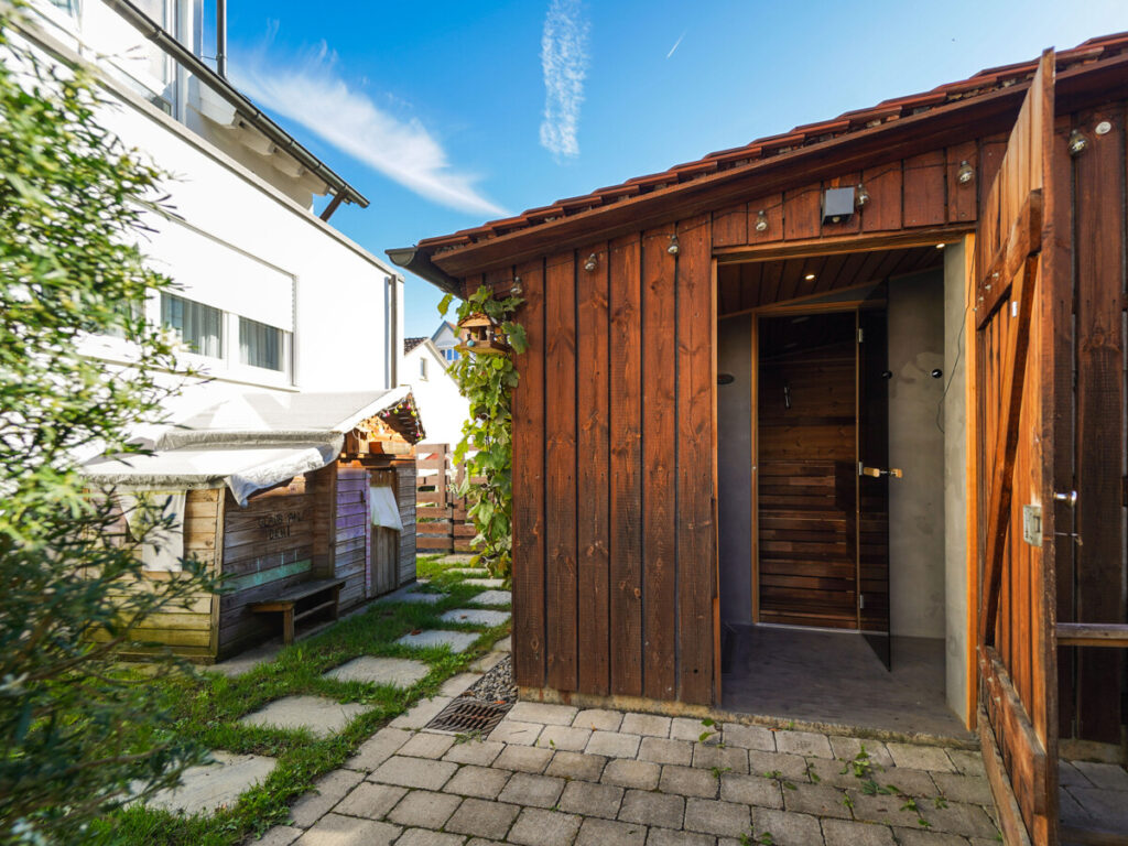 Grünfläche neben Sauna