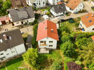 Hausansicht mit Garten