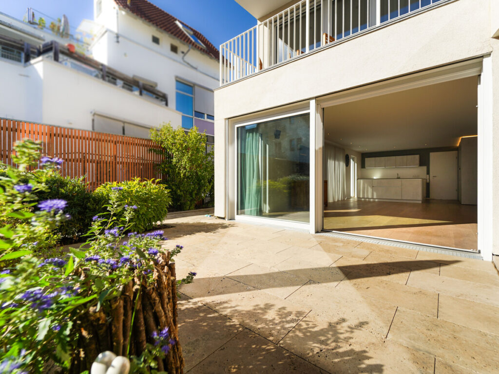 1.OG Terrasse teils überdacht mit ebenerdigen Fenstern