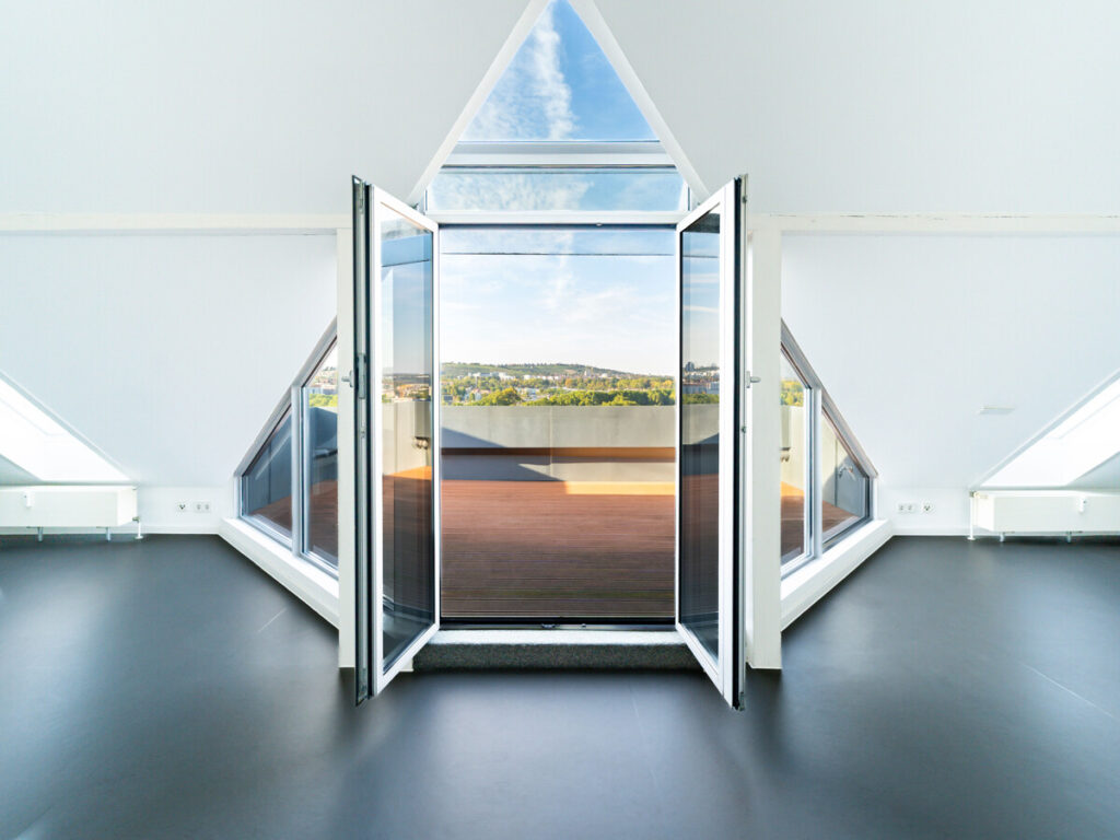 offener Bereich mit Zugang auf die Dachterrasse