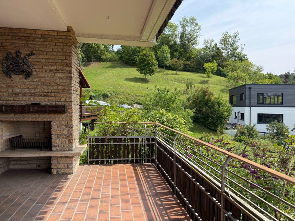 Balkon mit Außenkamin EG