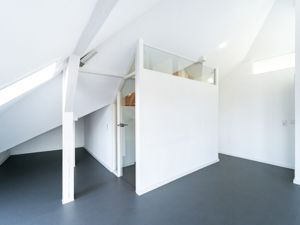 offener Bereich mit begehbarem Kleiderschrank