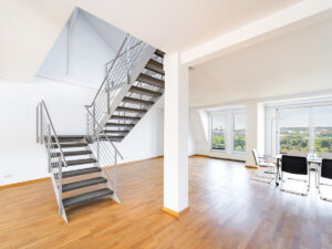 Wohnbereich mit Aufgang in die obere Etage